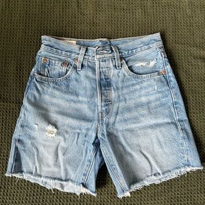 LEVIS mid shorts